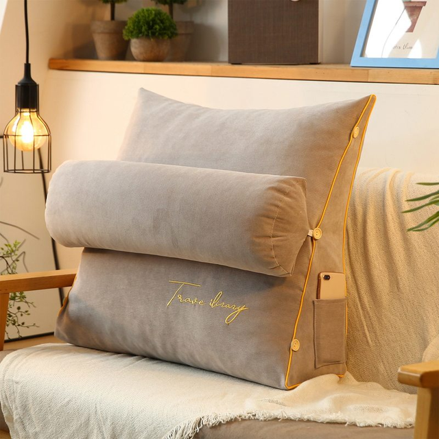 Comfortabel driehoekig relaxkussen met traagschuim voor optimale rugondersteuning en ontspanning thuis.