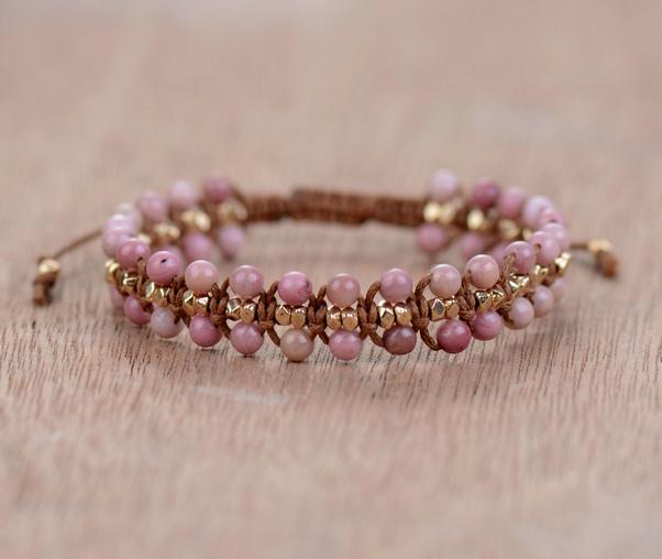Dames rhodoniet armband met roze edelsteen kralen, handgemaakt en stijlvol.