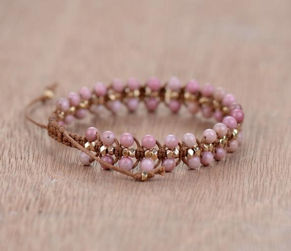 Stijlvolle dames rhodoniet armband voor het hartchakra, bevordert innerlijke rust en emotionele genezing.