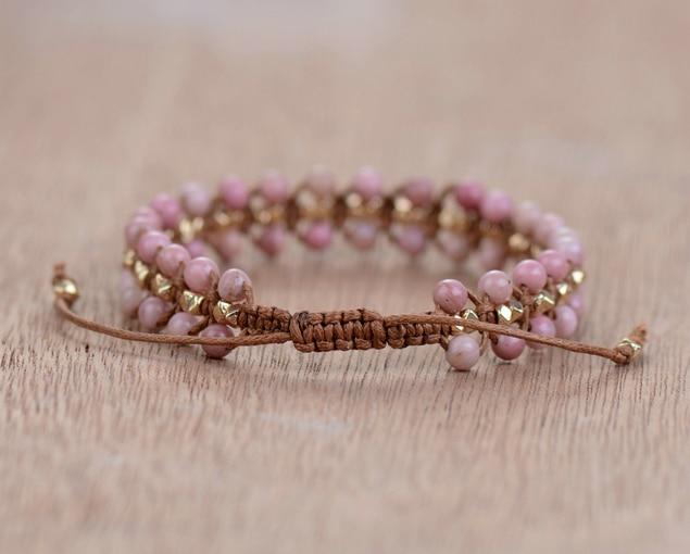 Handgemaakte rhodoniet 'Hartenergie' armband voor dames, uniek sieraad met roze edelstenen.
