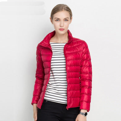 Federlichte dames donsjas Alina. Een warme, moderne en casual lichtgewicht winterjas voor vrouwenkleding.