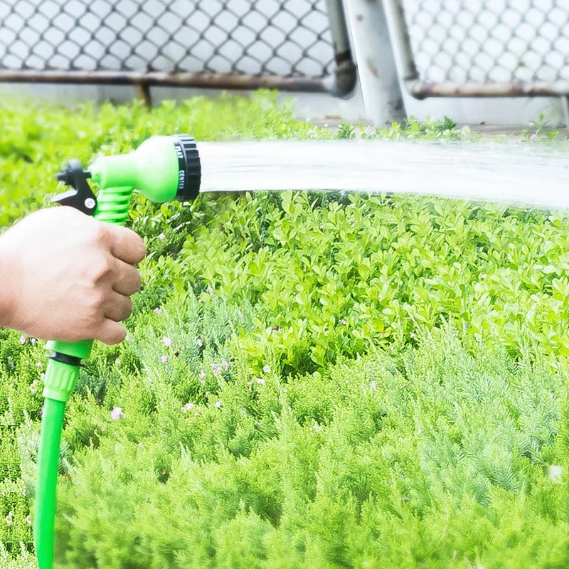Gedetailleerd shot van de comfortabele grip van de sproeikop, ideaal voor langdurig water geven in de tuin.