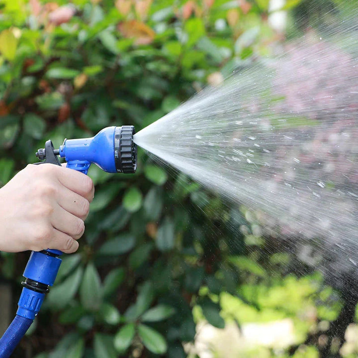 Opgewikkelde FlexaFlow tuinslang, compact en ruimtebesparend, klaar voor snelle opslag. Lichtgewicht gemak.