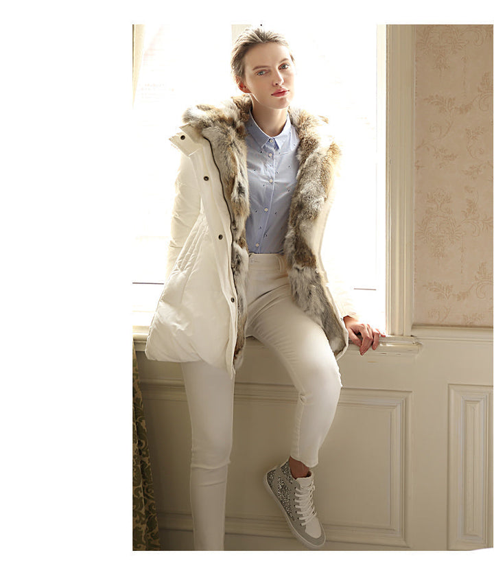 Modieuze warme dames winterjas met capuchon, essentieel voor kou.