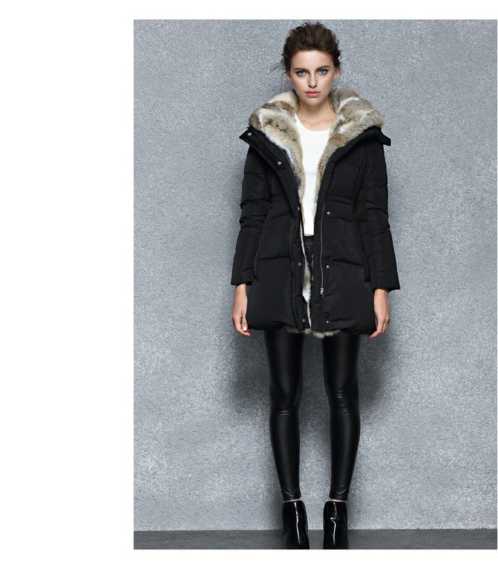 Beschermende dames winterjas met capuchon, essentieel voor de winter.
