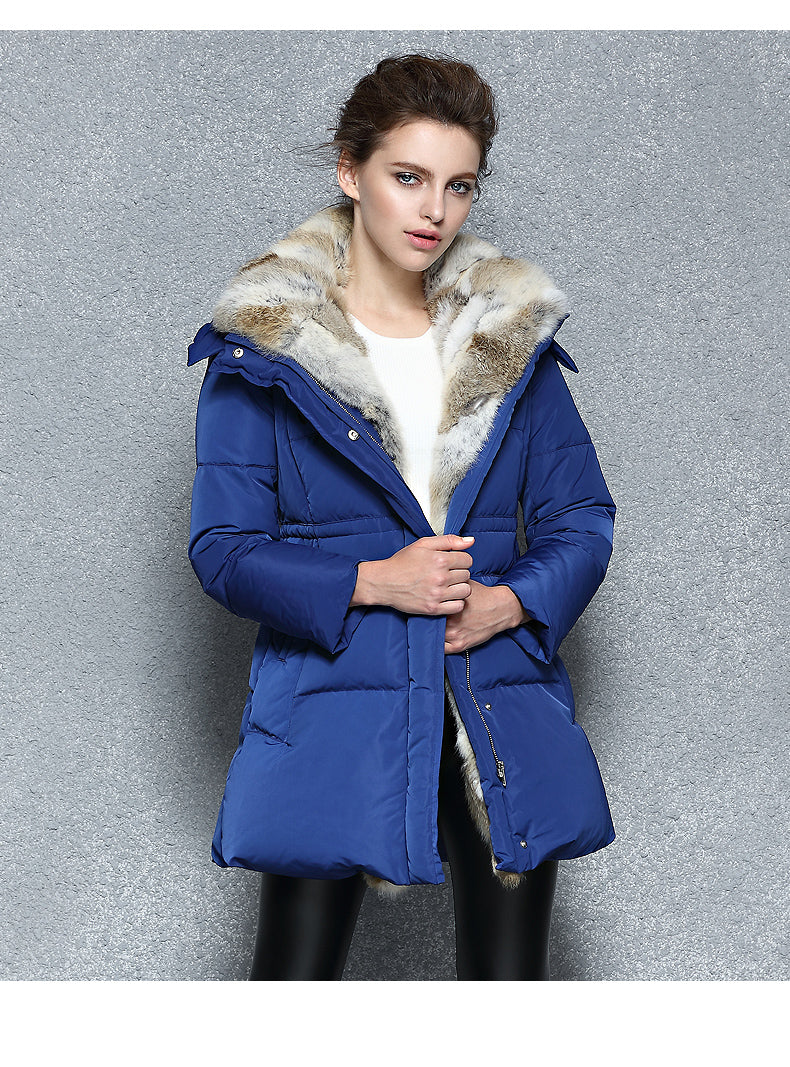 Lange dames winterjas met capuchon, ideaal als warme buitenkleding.