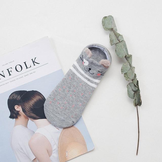 Vrolijke dames sneakersokken met dierenmotief en oortjes, ideaal cadeau voor haar.
