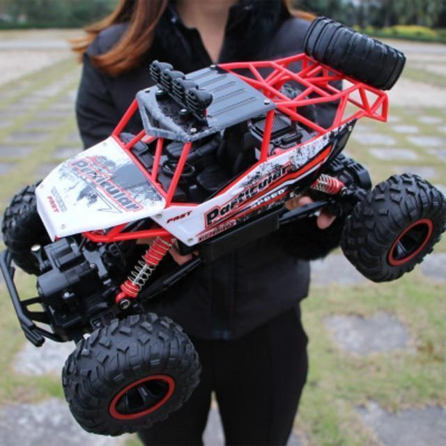 Gedetailleerde 4x4 RC speelgoedauto, een robuust elektronisch voertuig. Geweldig cadeau voor elk kind.