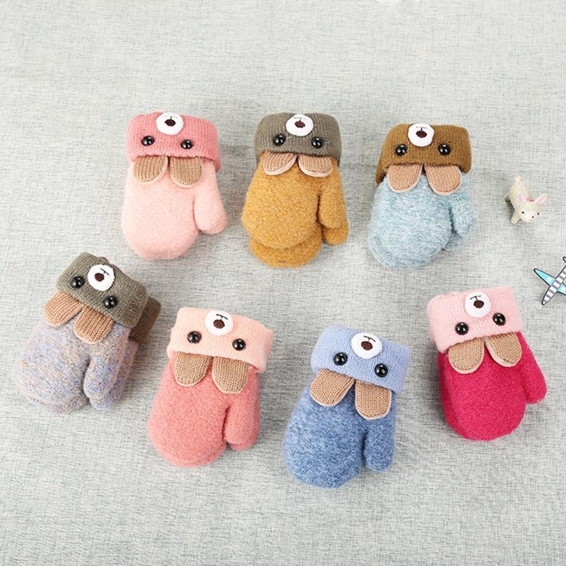 Warme kinderwantjes met schattig konijnenmotief en handig koord. Ideaal voor de winter.
