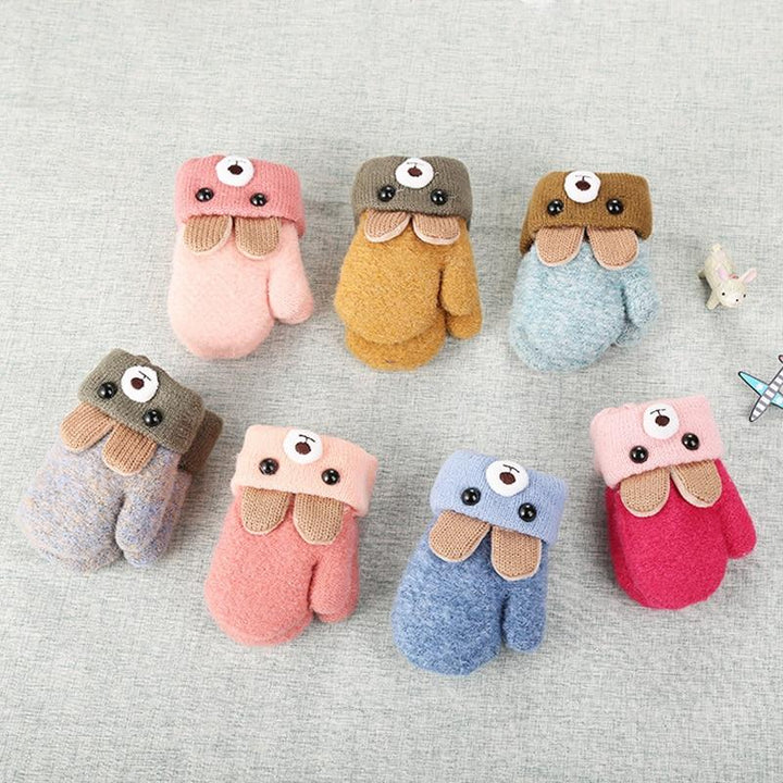 Warme kinderwantjes met schattig konijnenmotief en handig koord. Ideaal voor de winter.