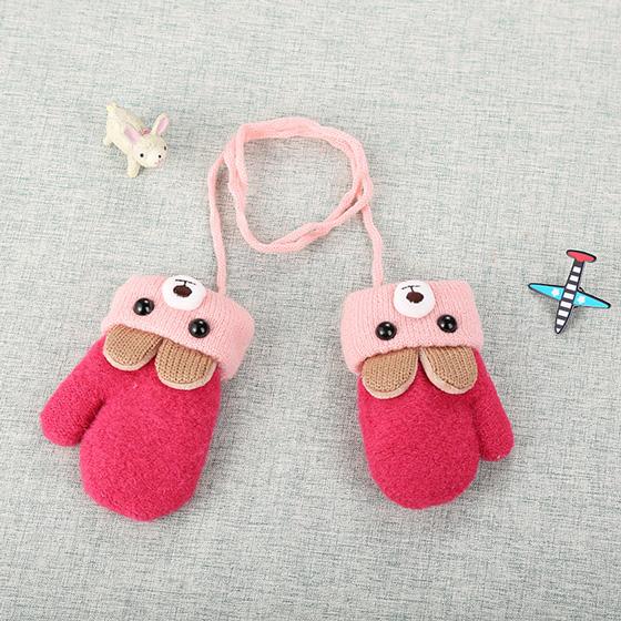 Set warme kinderwantjes, 1+1 gratis, met lief konijnenmotief. Onmisbaar winteraccessoire.