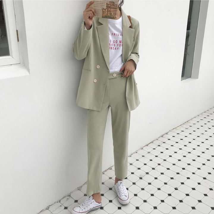 Chique dames vintage pak met blazer en broek, voor een professionele en elegante uitstraling. Zakelijke formele kleding.
