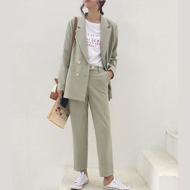 Professionele dames vintage blazer, veelzijdig en elegant, onderdeel van een complete broekpak set. Zakelijk.