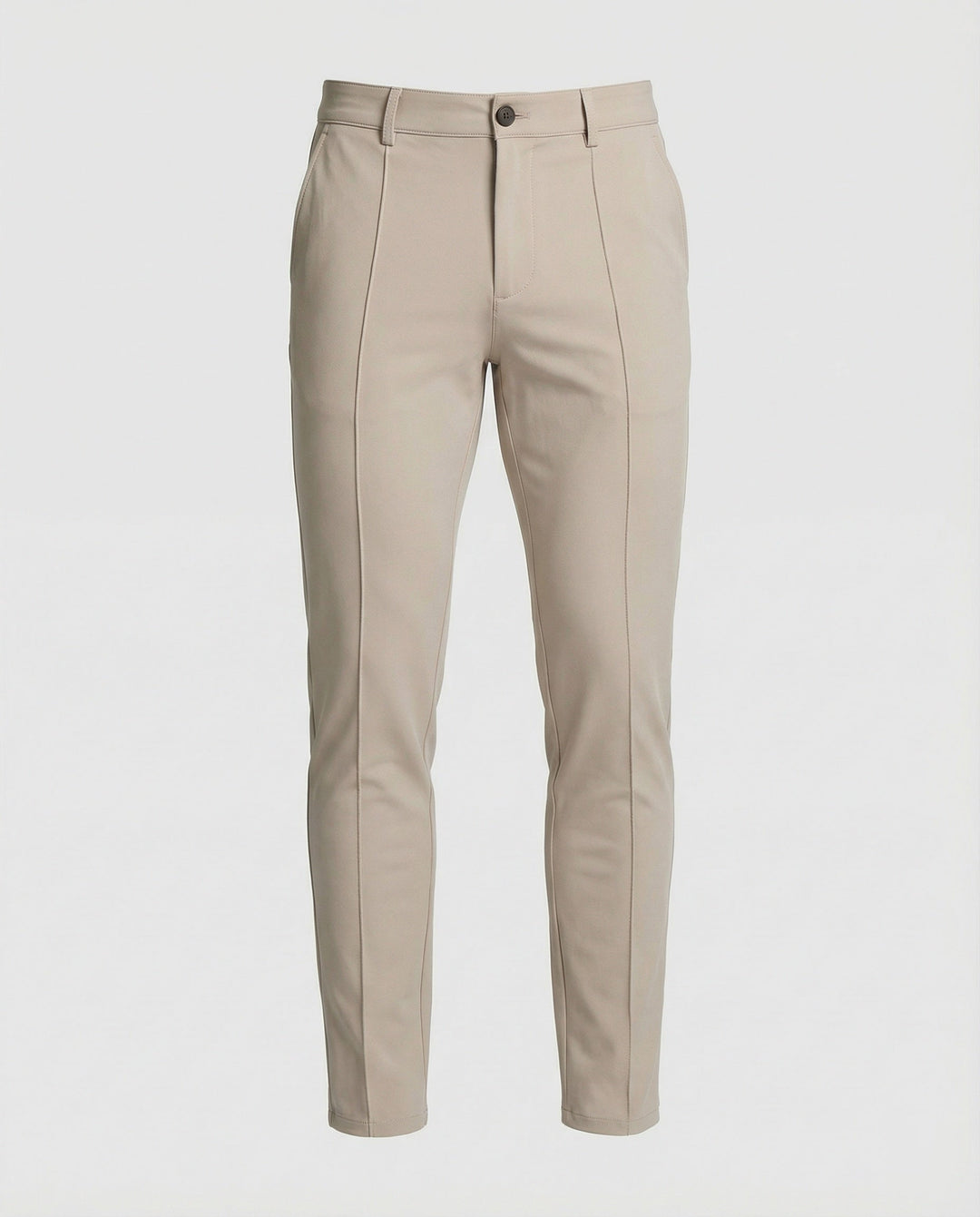 Detailfoto van een heren slim fit chino broek, benadrukt de pasvorm en afwerking. Perfect voor smart casual outfits.