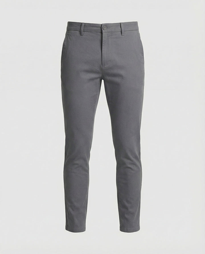 Veelzijdige slim fit chino broek voor heren, makkelijk te combineren voor elke gelegenheid.
