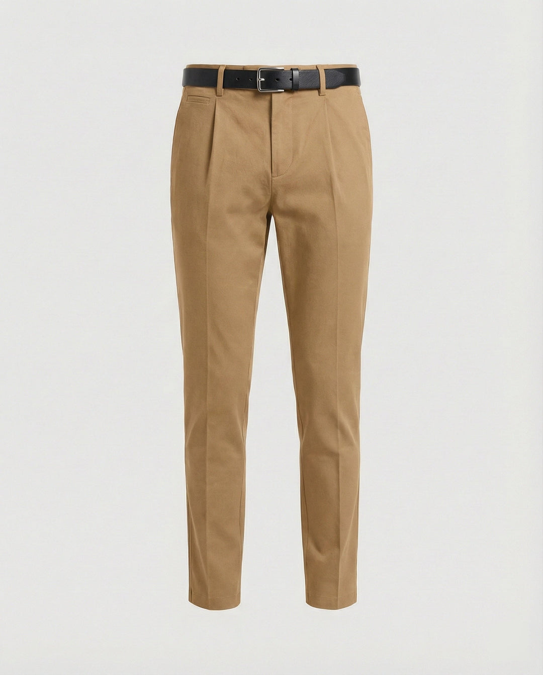 Man draagt casual smart chino broek voor heren, comfortabel en stijlvol voor een ontspannen look.