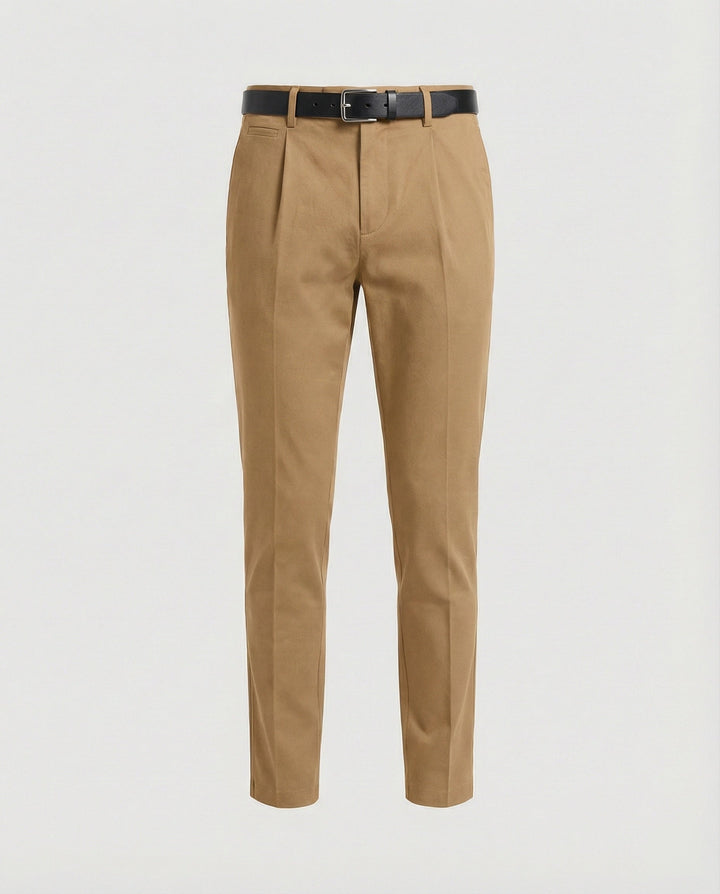 Man draagt casual smart chino broek voor heren, comfortabel en stijlvol voor een ontspannen look.