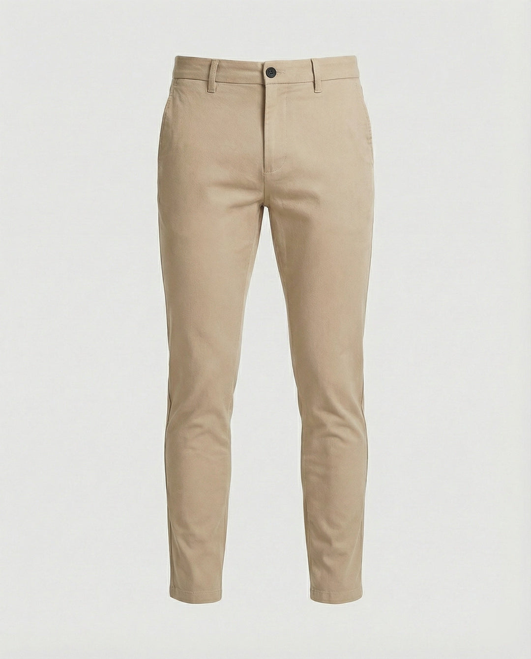 Man poseert in een moderne slim fit chino, perfect voor een casual of zakelijke look.