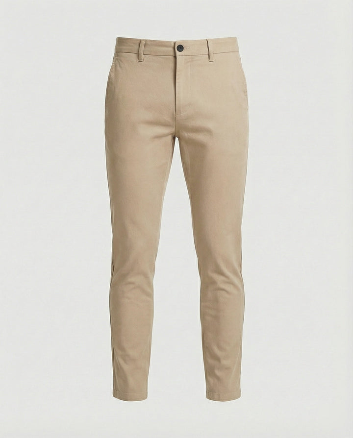 Man poseert in een moderne slim fit chino, perfect voor een casual of zakelijke look.