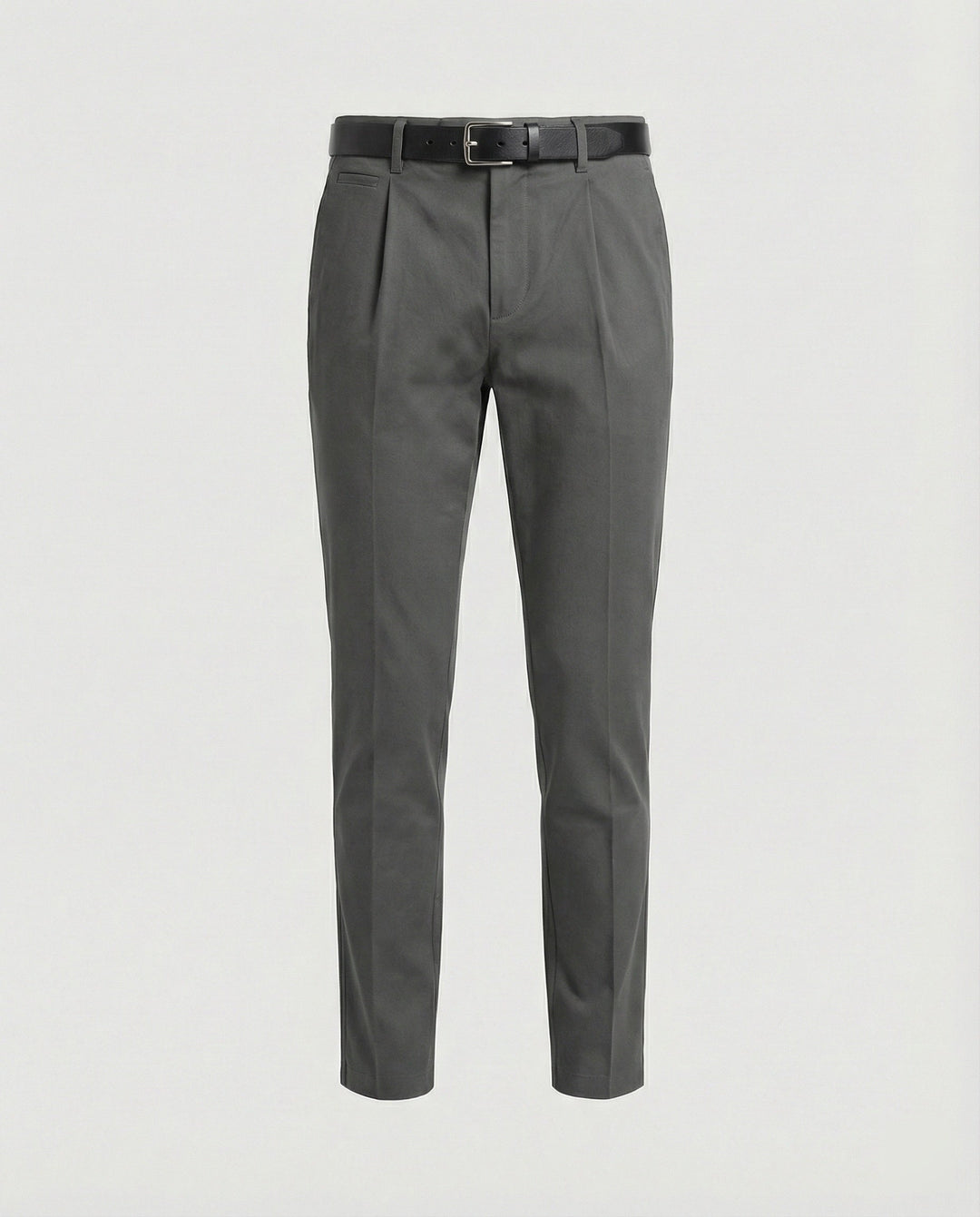 Formele heren chino broek in zakelijke setting, kreukvrij en elegant voor smart casual outfits.