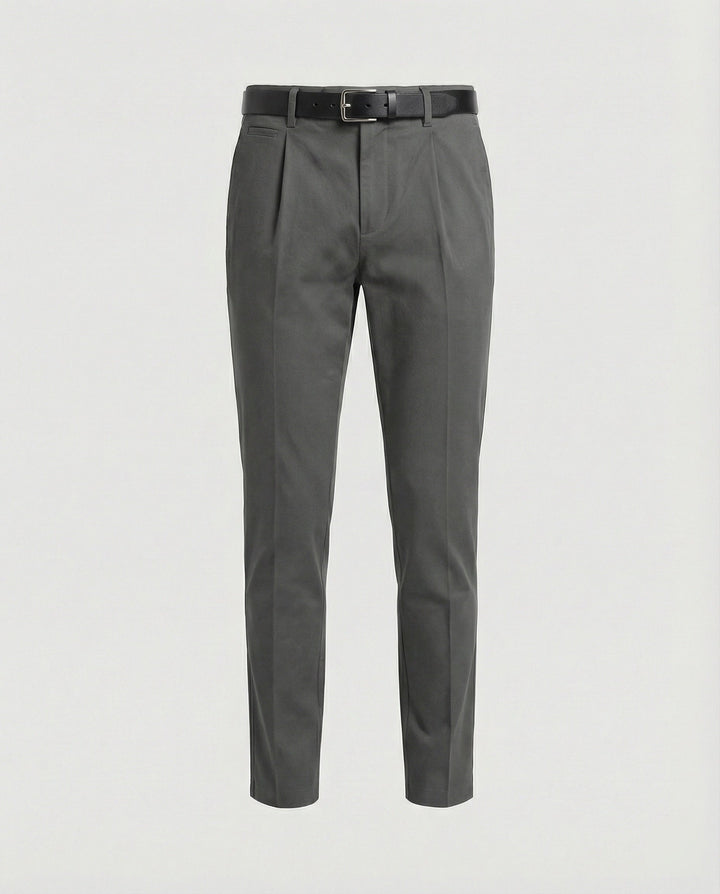 Formele heren chino broek in zakelijke setting, kreukvrij en elegant voor smart casual outfits.