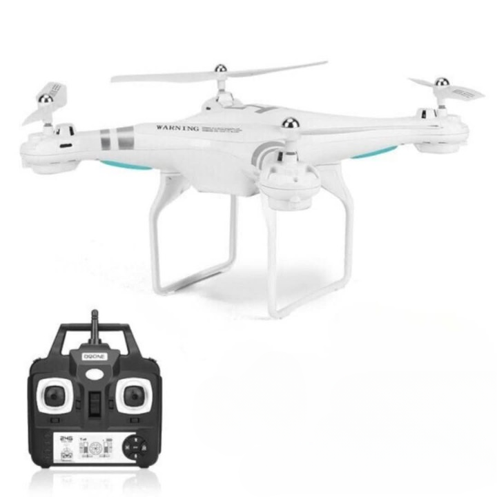 Waterdichte professionele drone vliegt boven landschap, perfect voor buiten avonturen en videografie.