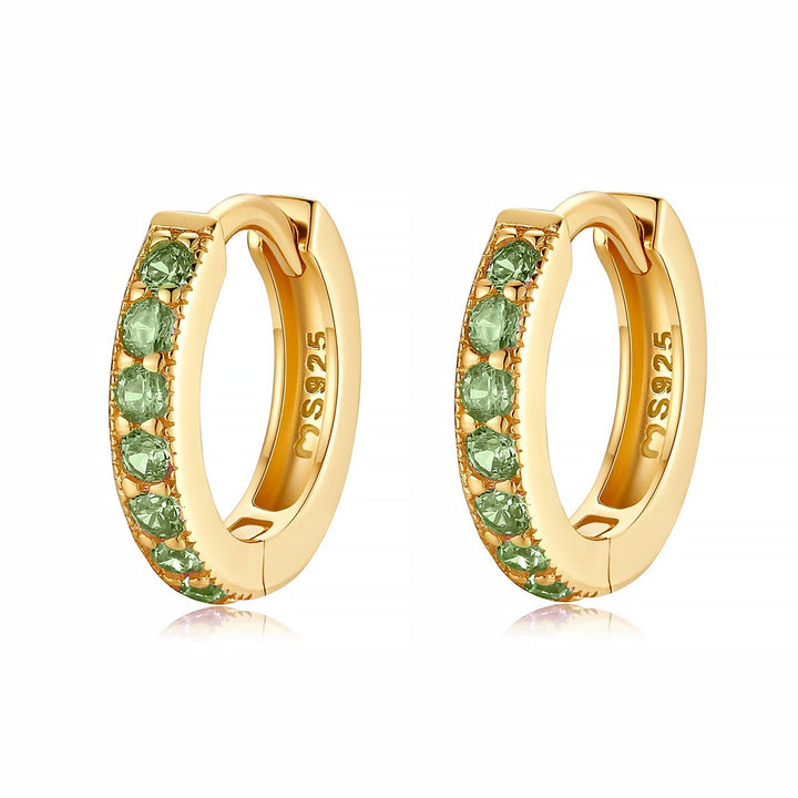 Close-up van sprankelende zilveren creolen met zirkonia stenen. Elegante dames sieraden.