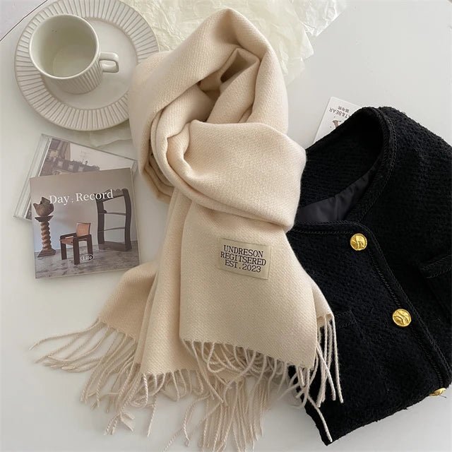 Behaaglijke unisex wollen sjaal, zacht en warm. Ideaal voor de wintergarderobe.