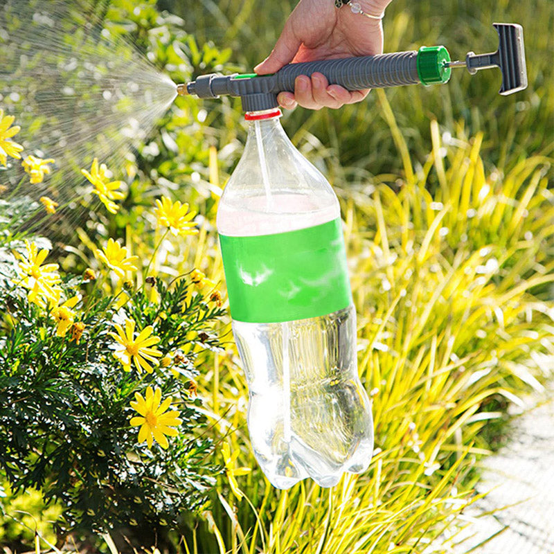 Tuinaccessoire: universele sproeier met pompmechanisme, creëert fijne nevel voor effectieve plantenverzorging.