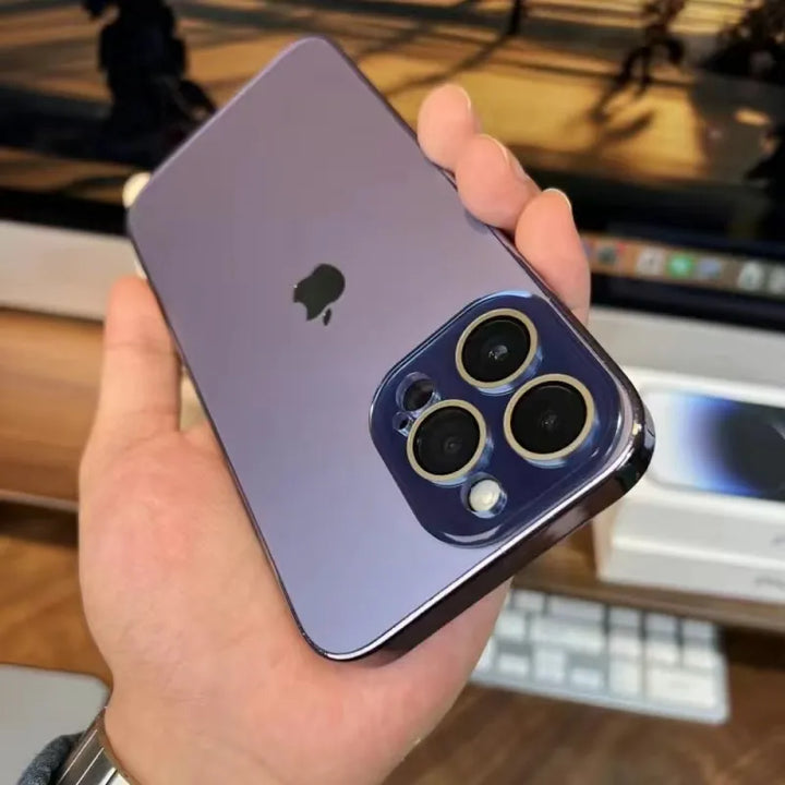 Lichtgewicht NanoCase beschermhoes voor iPhone 15, 14, 13, 12, met robuust ontwerp en comfortabele grip.