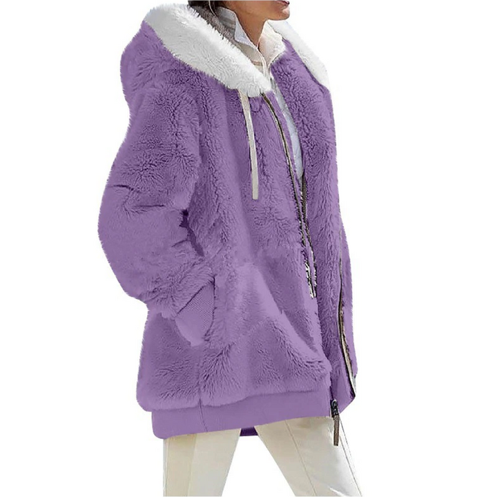 Damesvest van kasjmierfleece met capuchon, stijlvol gedragen als warme en losvallende winterkleding.