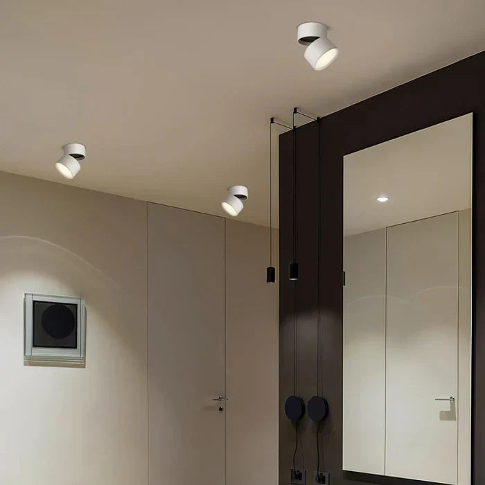 Witte design LED opbouwlamp, met richtbare spots voor functionele en sfeervolle verlichting.
