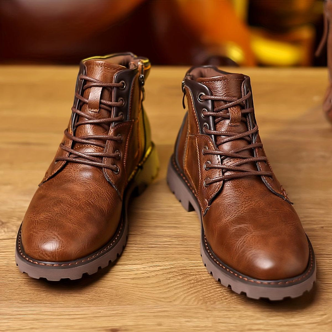 Zwarte heren enkellaarzen leer. Comfortabele en duurzame boots met zijrits, geschikt voor zowel werk als vrije tijd.