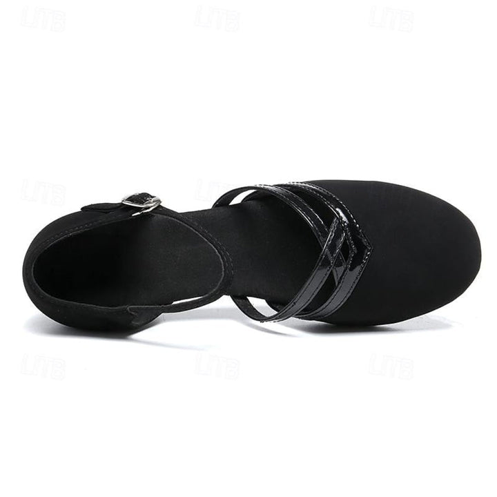 Meisjes Latijns dansschoenen in zwart satijn/suède voor optimale stabiliteit en comfort bij salsa, tango & ballroom.