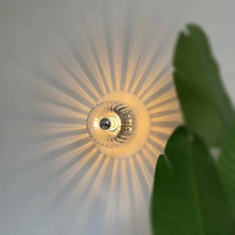 Moderne wandlamp met strak Scandinavisch design. Glas en metaal, sfeerlicht voor een eigentijds interieur.