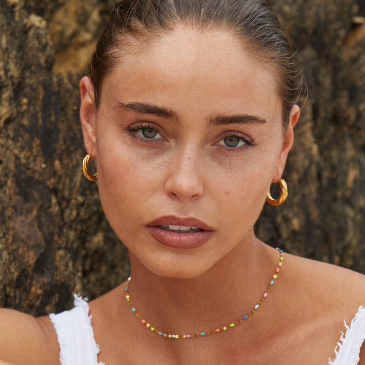 Zilveren hypoallergene regenboog choker ketting voor dames, comfortabel en stijlvol.