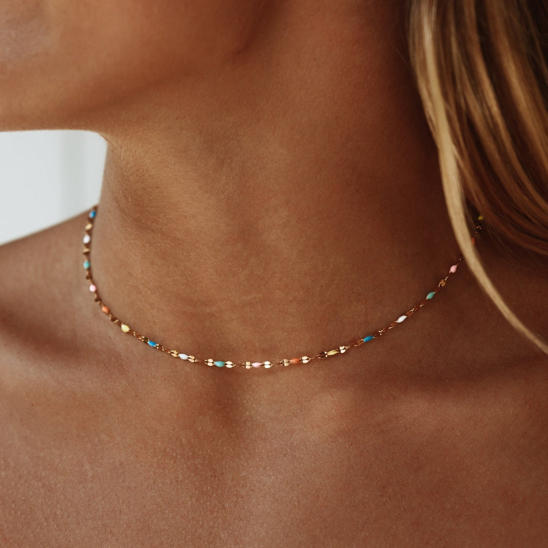 Dames regenboog choker ketting Selina, kleurrijk sieraad voor elke outfit.