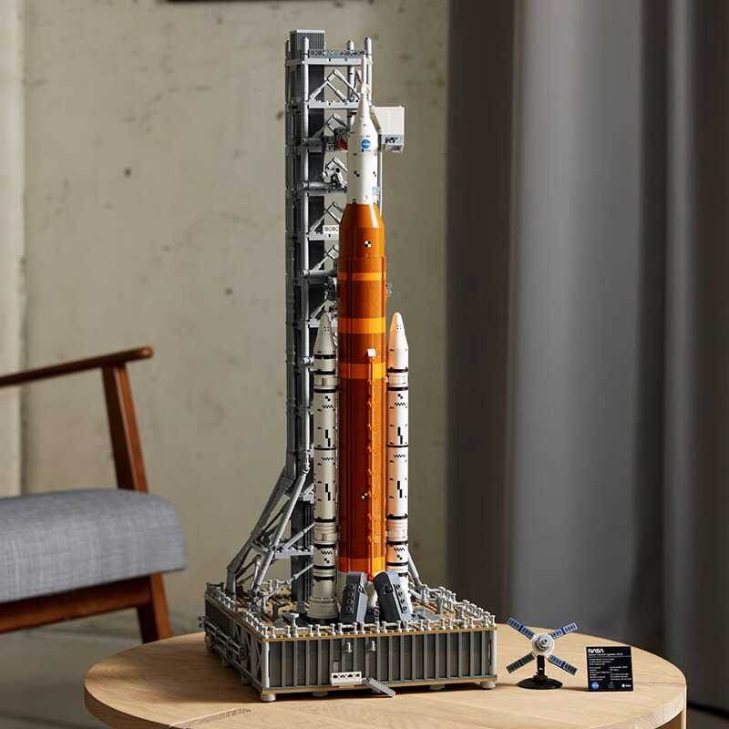 "Realisme NASA Artemis bouwmodel met lanceertoren en afneembare boosters voor ruimtevaartfans en techniekliefhebbers."