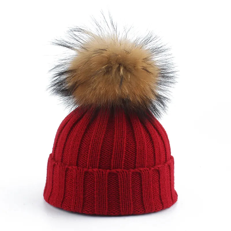 Deze Felina pompon muts is een stijlvolle gebreide dames wintermuts, perfect voor wintermode.