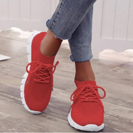 Close-up van de orthopedische zool van de dames sneakers, toont demping en grip voor stabiliteit.