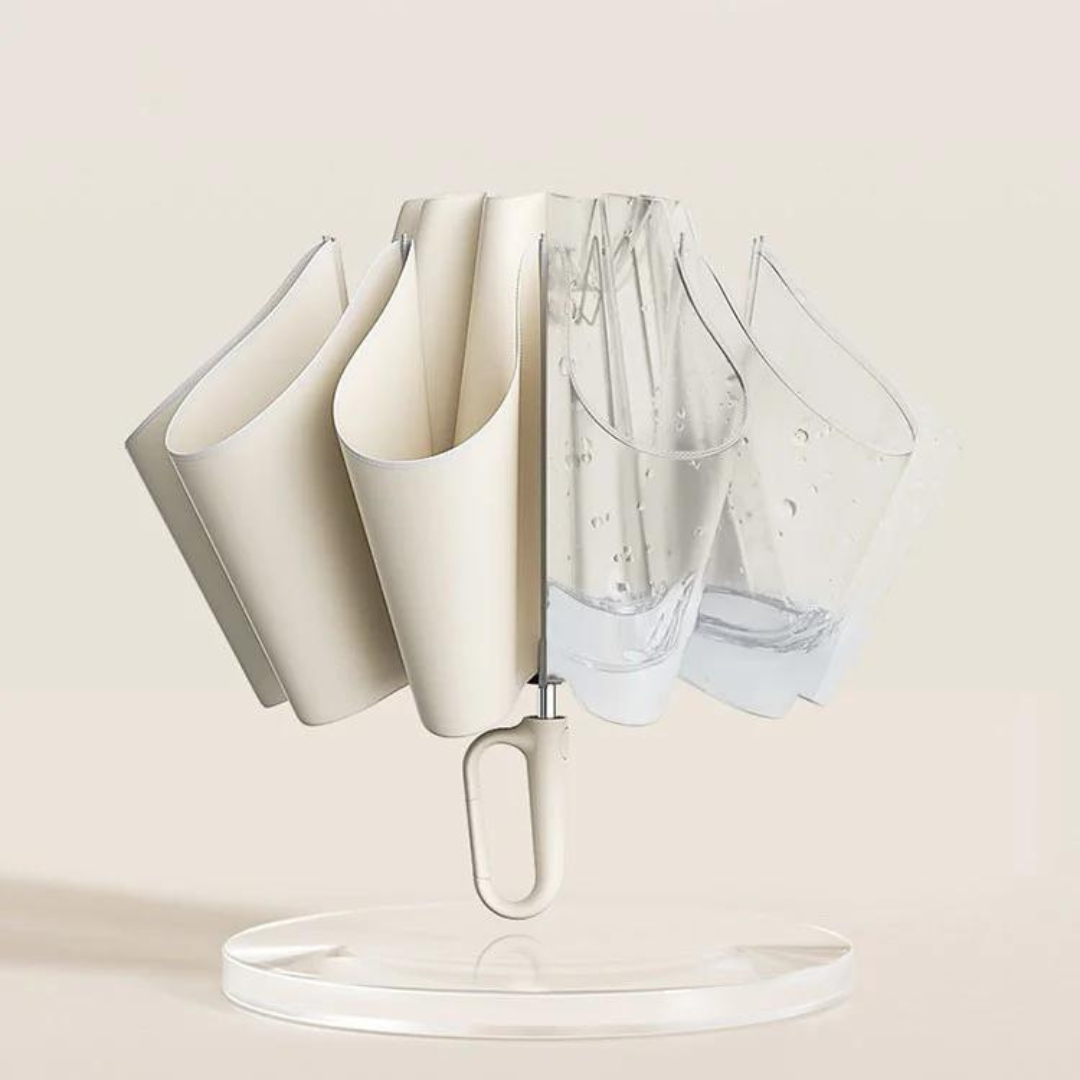 Persoon met open windbestendige paraplu in de regen, reflectie zorgt voor betere zichtbaarheid.