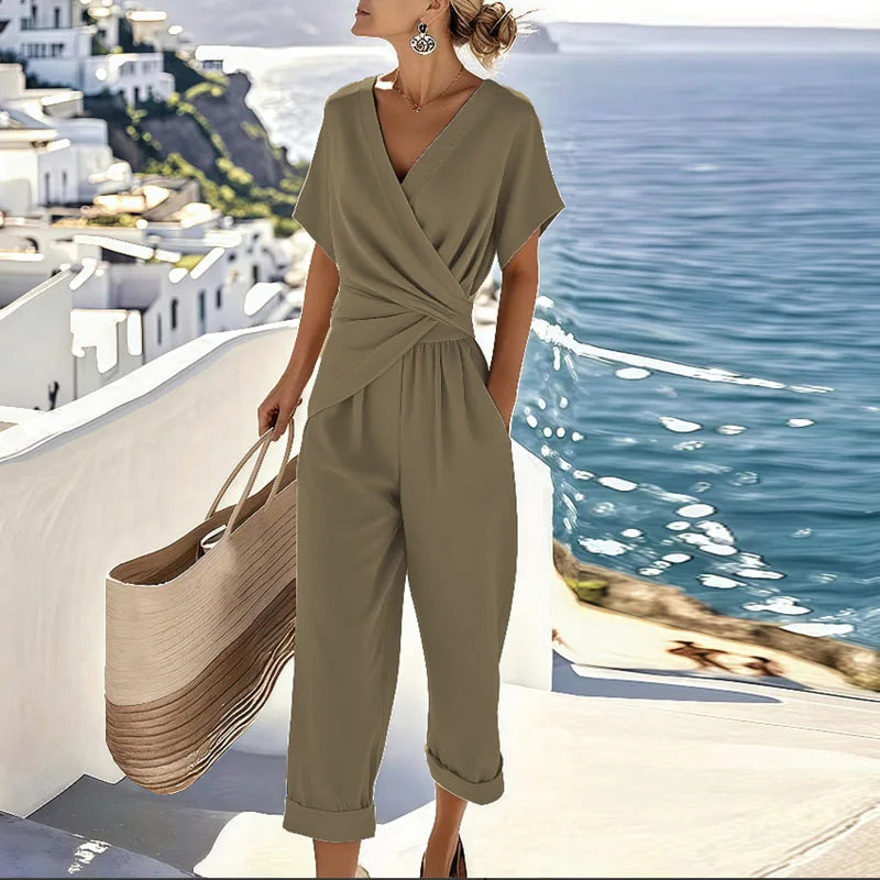 Comfortabele casual chic dames tweedelige set met wikkel cropped top en broek, ideaal voor warme dagen.