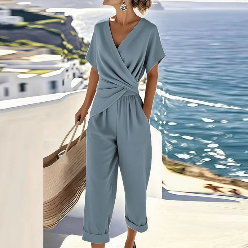 Modieuze dames tweedelige set: wikkel top en cropped broek voor een casual chique zomer look.