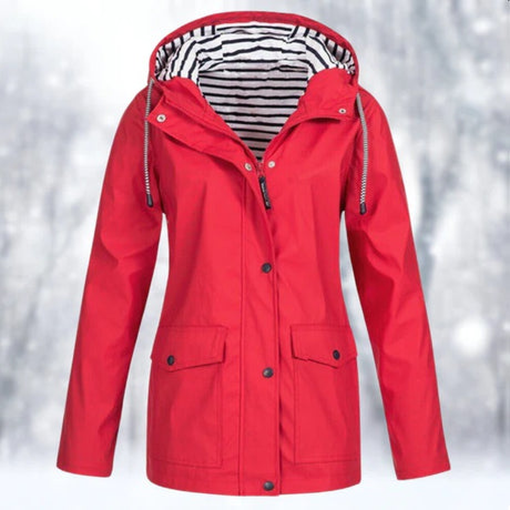 Comfortabele dames regenjas in diverse kleuren zoals roze. Stijlvol, waterafstotend en perfect voor alle maten.