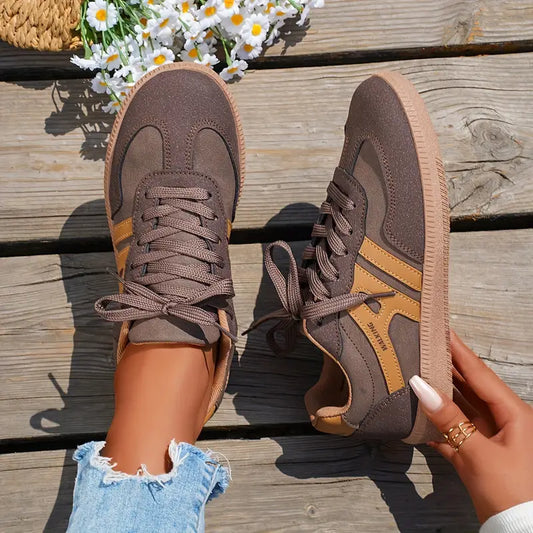 "Retro casual sneakers voor dames met vintage look, comfortabel voetbed, vetersluiting en kleuraccenten, ideaal dagelijks."