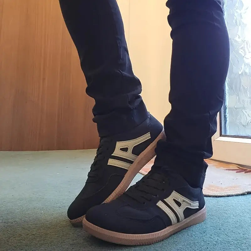 "Retro casual sneakers voor dames met vintage look, comfortabel voetbed, vetersluiting en kleuraccenten, ideaal dagelijks."