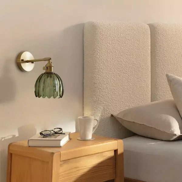 Stijlvolle glazen tulp wandlamp, perfecte retro verlichting voor hal of woonkamer.