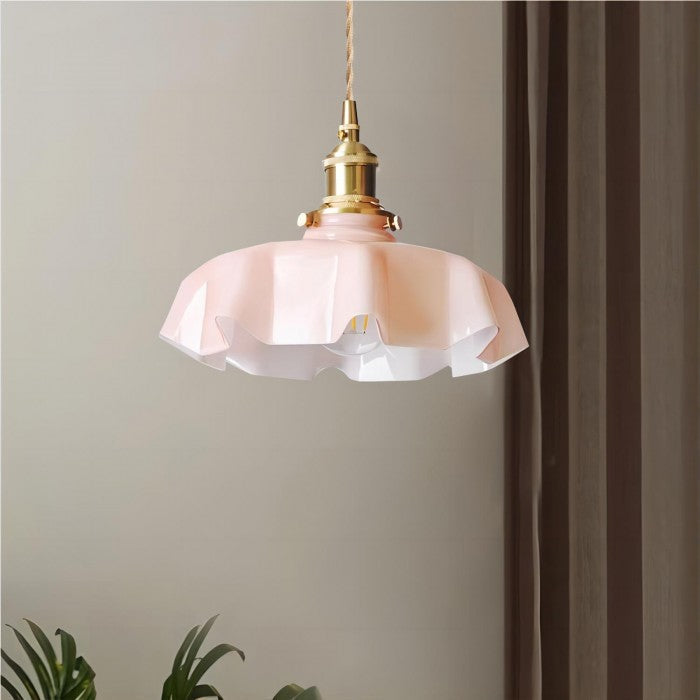 Retro bloemen hanglamp tegen een lichte wand, vintage glas design met messing details.