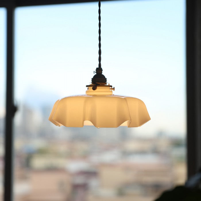 Uitgeschakelde vintage bloemen hanglamp, decoratief glas design, retro touch voor je interieur.