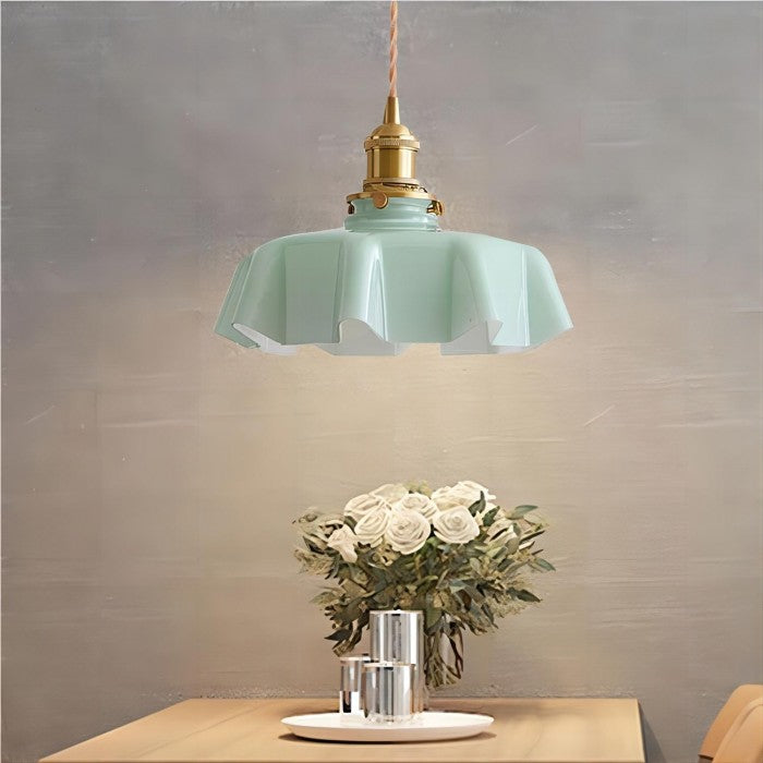 Retro bloemen hanglamp met vintage glas design, sfeervolle plafondlamp voor eet- of slaapkamer.